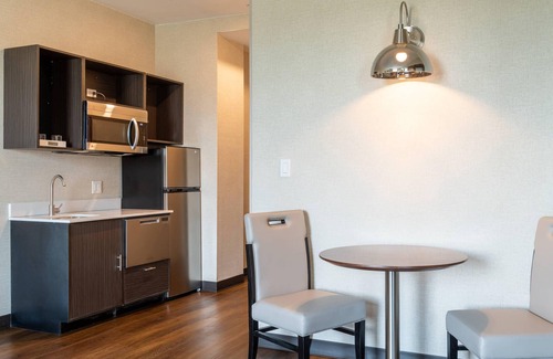 Plymouth Hotel | Cambria Hotel & Suites Plymouth