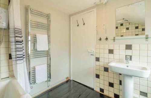 Cambridge Apartment | Cambridge 3 bedroom flat with private parking