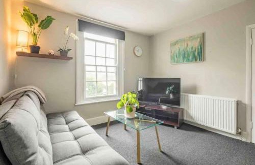 Cambridge Apartment | Cambridge 3 bedroom flat with private parking