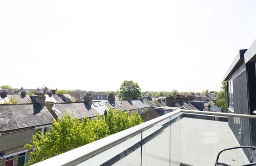 Cambridge Apartment | Cambridge 3-Bedroom Getaway with Skyline Views, Balcony & Free Parking