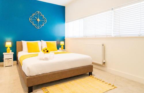 Cambridge Apartment | Cambridge 3-Bedroom Getaway with Skyline Views, Balcony & Free Parking