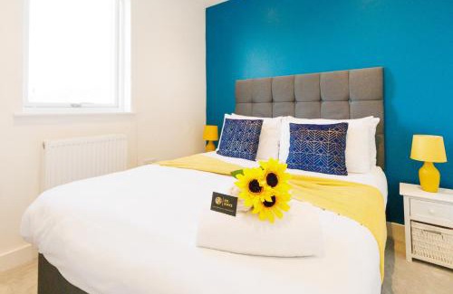 Cambridge Apartment | Cambridge 3-Bedroom Getaway with Skyline Views, Balcony & Free Parking