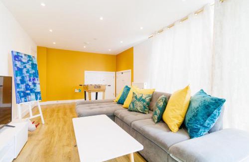 Cambridge Apartment | Cambridge 3-Bedroom Getaway with Skyline Views, Balcony & Free Parking