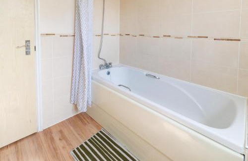 Cambridge House | Cambridge 4 Bedroom Sleeps 9 Wi-Fi Garden, LONG STAYS ACCEPTED- Orchid House