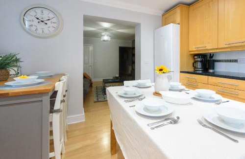Cambridge House | Cambridge 6-Bedroom Riverside Home with Free Parking