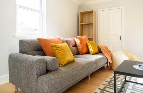 Cambridge House | Cambridge 6-Bedroom Riverside Home with Free Parking