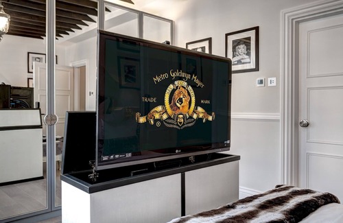 Warwick Apartment | Cambridge House - Three Bedroom Apartment, Sleeps 6