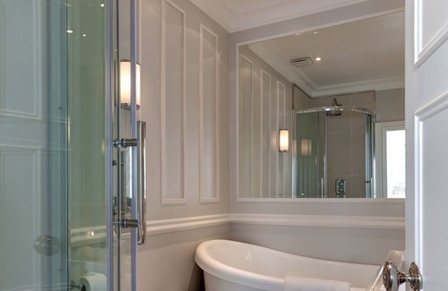 Warwick Apartment | Cambridge House - Three Bedroom Apartment, Sleeps 6