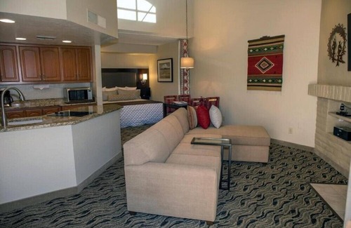 Arcadia Apartment | Camelback Resort Classic Studio with Outdoor Pool Bar