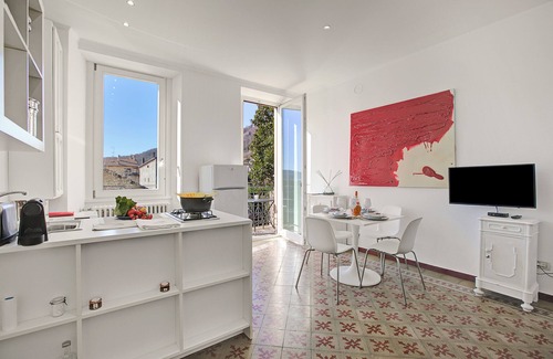 Lesa Apartment | Camelia Apartment in Villa Jejia, Lesa, Italy