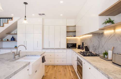 Berry House | Camellia - Pet Friendly - 3 Min Walk to Centre of Berry