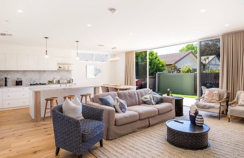Berry House | Camellia - Pet Friendly - 3 Min Walk to Centre of Berry