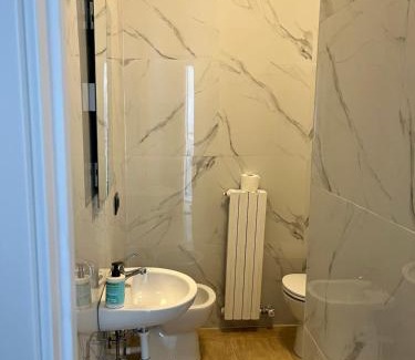 Cislago Apartment | Camera con bagno Mirjana