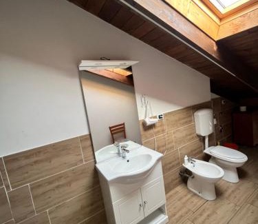 Cislago Apartment | Camera con bagno Mirjana