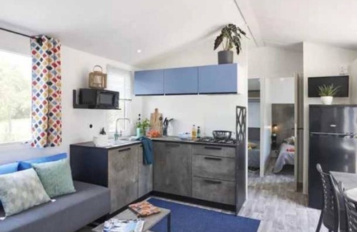 Vic-la-Gardiole House | Camping 3 étoiles - Piscine - eehfih