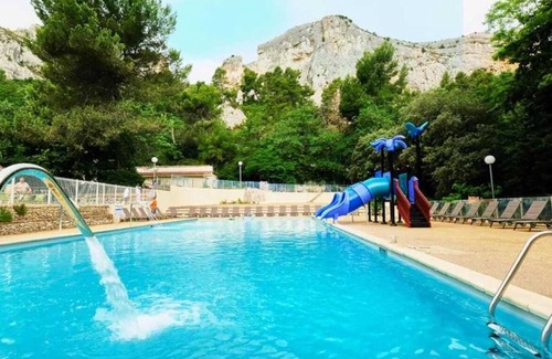 Orgon House | Camping 4 étoiles - Piscine - efahfa