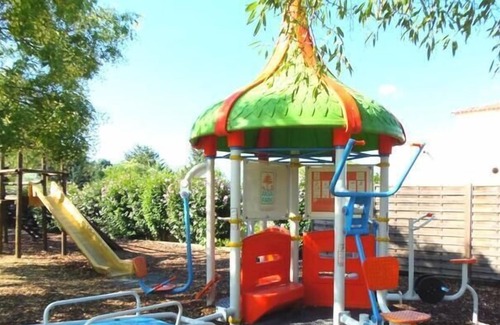 Gallargues-le-Montueux House | Camping Les Amandiers**** - Mobil Home 4 Rooms 6 People