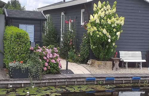 Giethoorn House | Canal-Side Stay, Giethoorn