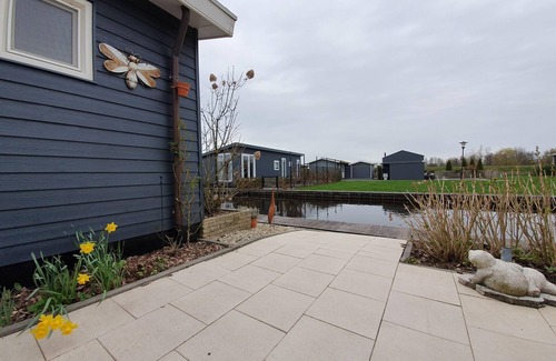 Giethoorn House | Canal-Side Stay, Giethoorn