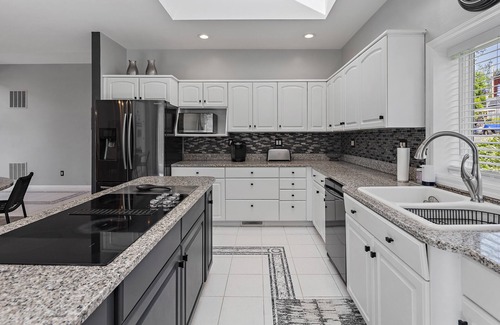 Danbury House | Candlewood Lakefront 3bd/2 bath house w/180 degree views!