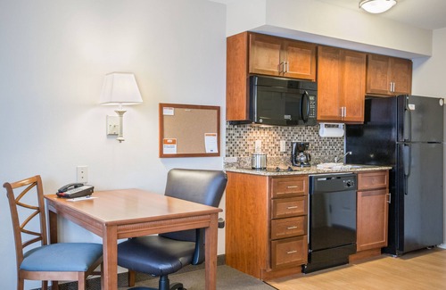 Cranberry Township Hotel | Candlewood Suites Pittsburgh Cranberry by IHG