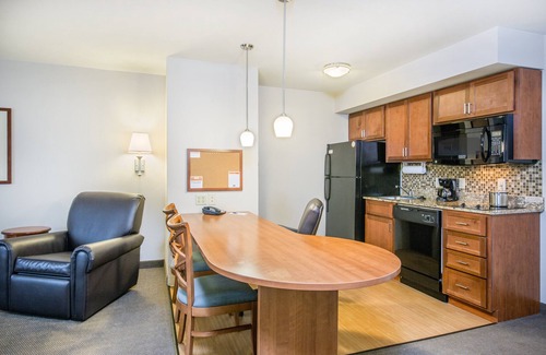 Cranberry Township Hotel | Candlewood Suites Pittsburgh Cranberry by IHG