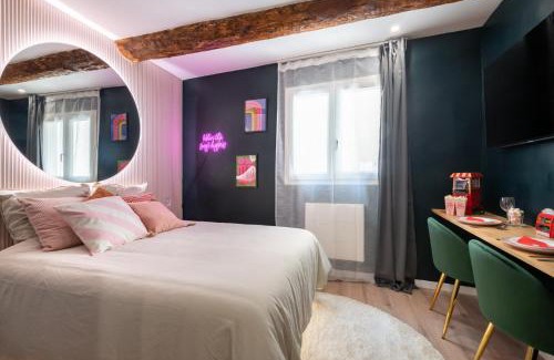 Les Grands Carmes Apartment | Candy Room