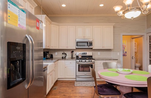 Southport House | Candy Store House: Vintage-Wow! Historic Charm Meets Modern Flair Close to Shopp