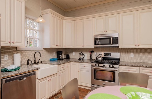 Southport House | Candy Store House: Vintage-Wow! Historic Charm Meets Modern Flair Close to Shopp