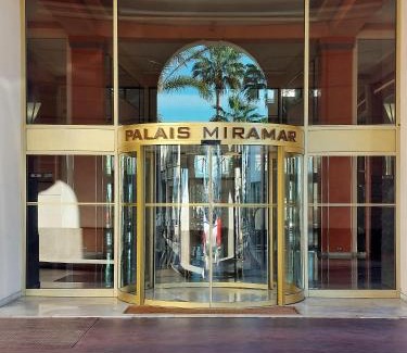 Cannes City Centre Apartment | Cannes Croisette - Studio Palais Miramar - Across the Beach - Next to Carlton Hotel