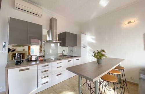 Le Suquet Apartment | Cannes: Quai St Pierre : 2 bedrooms apt with balcony and sea view