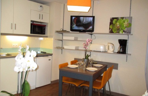 Cannes Old Town Apartment | CANNES SUQUET FILM FESTIVALS PALAIS, CROISETTE , BEACHES AT 50M + TERRACE & POOL