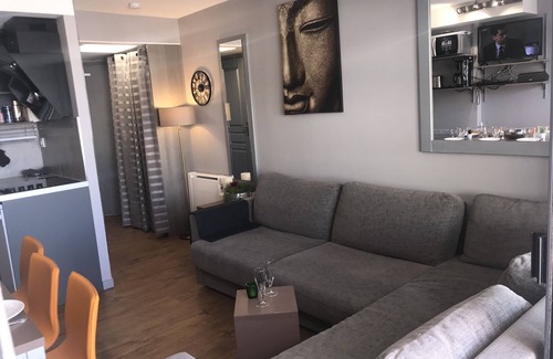 Cannes Old Town Apartment | CANNES Suquet Film festival 50M from Beach 2 BDR apartment with terrace and pool