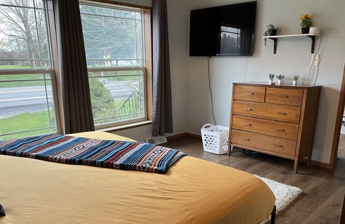 Seneca Falls House | Canoga BNB