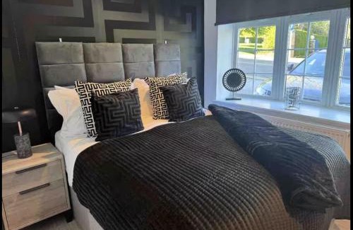 Canterbury Apartment | Canterbury Six Luxury Suites with Lounge Kitchen Hot Tub and Free Parking