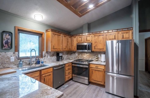 Glenwood Springs House | Canyon Creek Retreat - Pets, Game-Room, Hot Tub, Room-to-Roam
