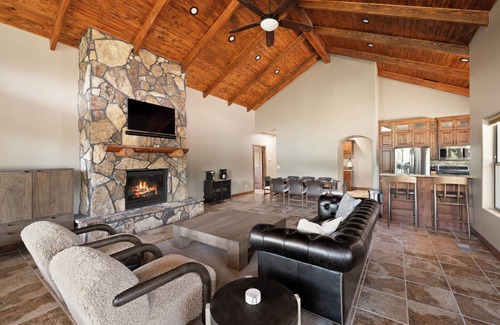 Zion National Park East Entrance House | Canyon-View Retreat Minutes from Zion with Hot Tub, Game Room & Chef’s Kitchen