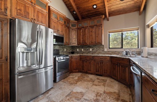 Zion National Park East Entrance House | Canyon-View Retreat Minutes from Zion with Hot Tub, Game Room & Chef’s Kitchen