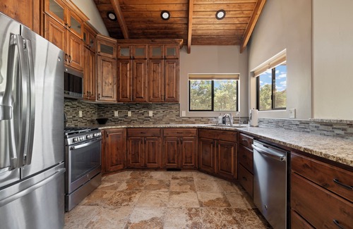 Zion National Park East Entrance House | Canyon-View Retreat Minutes from Zion with Hot Tub, Game Room & Chef’s Kitchen