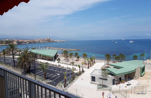 Cap-d'Antibes Apartment | Cap d'Antibes: A nest perched on the sea