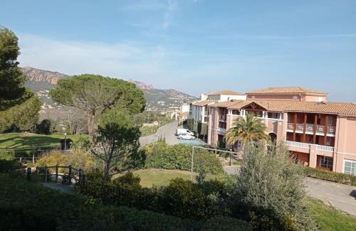 Agay Apartment | Cap Esterel Studio climatisé vue mer partielle