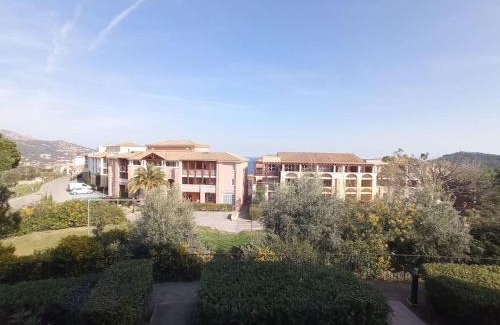 Agay Apartment | Cap Esterel Studio climatisé vue mer partielle