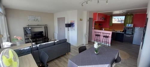 Tarbes Apartment | Cap Sud - 53m2- VUE PYRENEES- HYPERCENTRE-WIFI FIBRE -Nouvelle literie