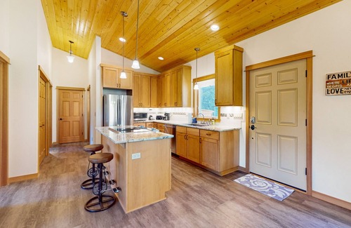 Arch Cape House | Cape Arch, your cozy coastal escape with patio, balcony and close to beach