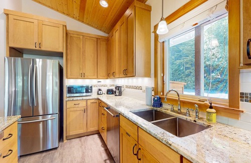 Arch Cape House | Cape Arch, your cozy coastal escape with patio, balcony and close to beach