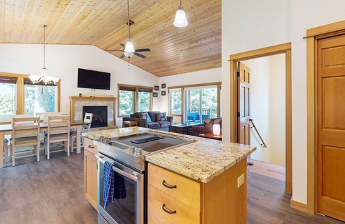 Arch Cape House | Cape Arch, your cozy coastal escape with patio, balcony and close to beach