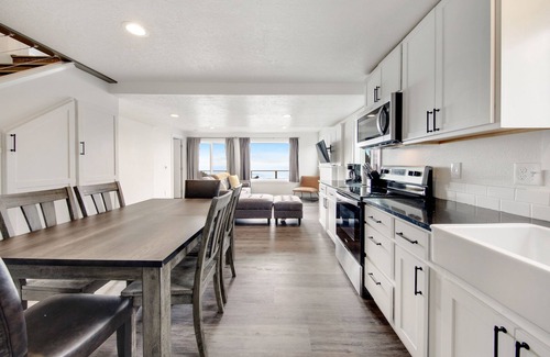 Waldport Cottage | Cape Cod Cottages #5 - Oceanfront with Hot Tub!