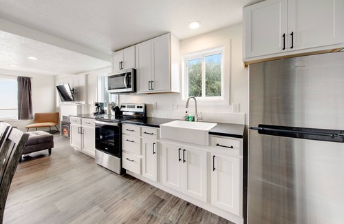Waldport Cottage | Cape Cod Cottages #5 - Oceanfront with Hot Tub!