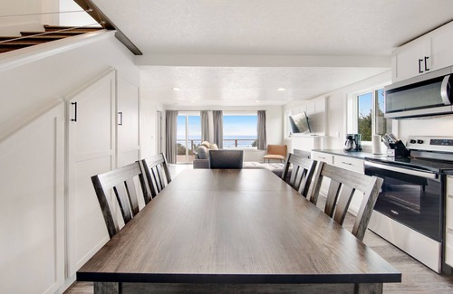 Waldport Cottage | Cape Cod Cottages #5 - Oceanfront with Hot Tub!