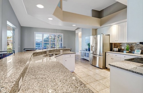 Caloosahatchee House | Cape Coral- Fantastic 5 Bed/3 Bathroom- Sleeps 12 Heated Pool/Spa Dock on Canal